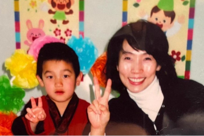 幼少期の李承信(リ・スンシン)と母